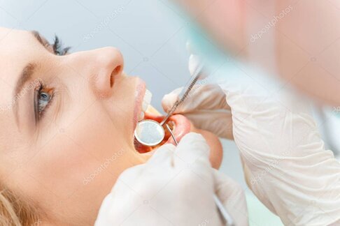 歯科検診を受ける患者と歯科医のイメージ