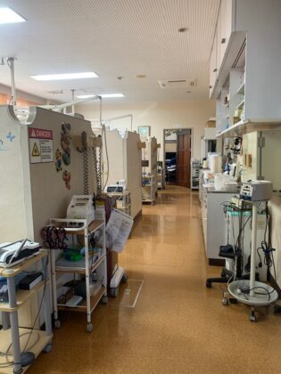 明るく清潔感のある待合室と受付の写真