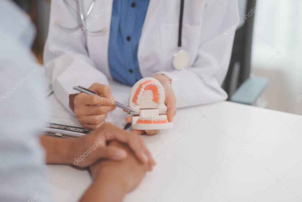 歯科医がカウンセリングする様子